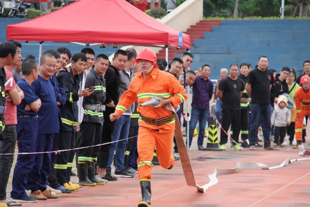 荣誉时刻比武竞赛结束后区政府吕培勤副区长宣布"119消防宣传月启动"
