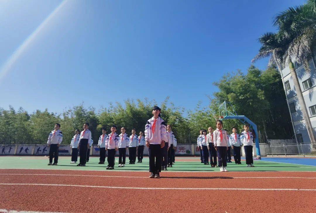 惠州市東湖雙語學校紅領巾牽手活動暨紅領巾愛勞動活動_少先隊員