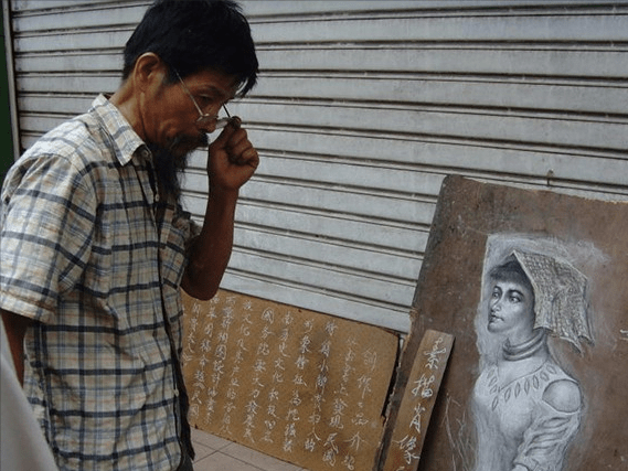 徐荣发可以想象,对于一个用右手画了半辈子的人来说,这是一个多么艰难