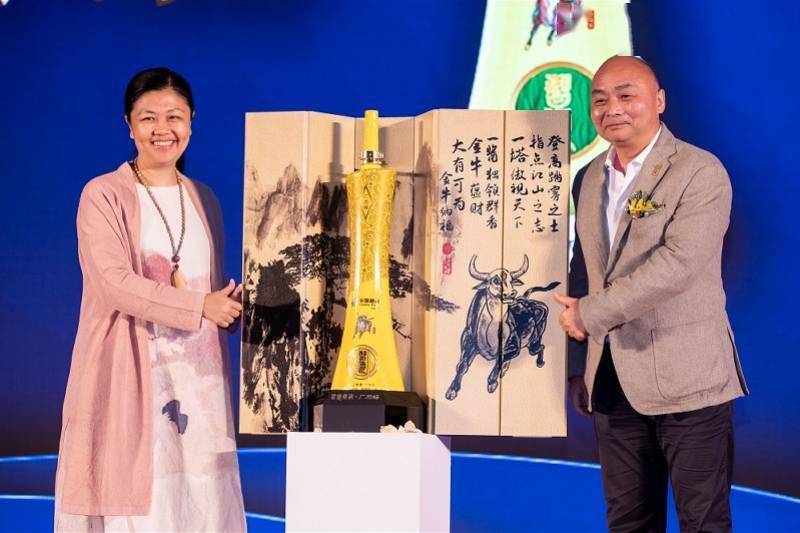 宝瓶采用广州塔造型，“读懂中国”与习酒推出联名款“宝瓶”