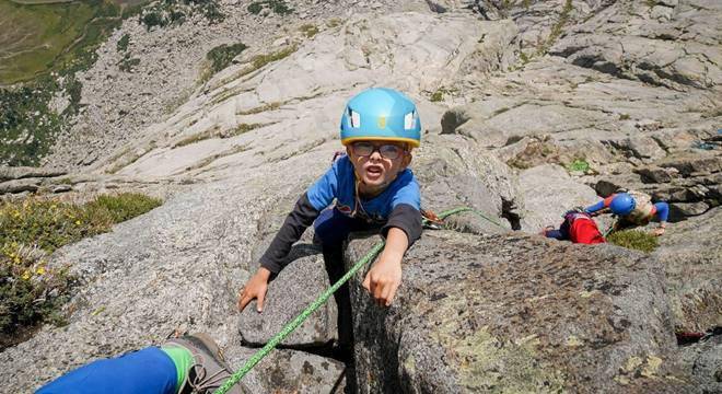 四岁男孩征服3600多米高峰 或为该峰史上最年轻攀登者