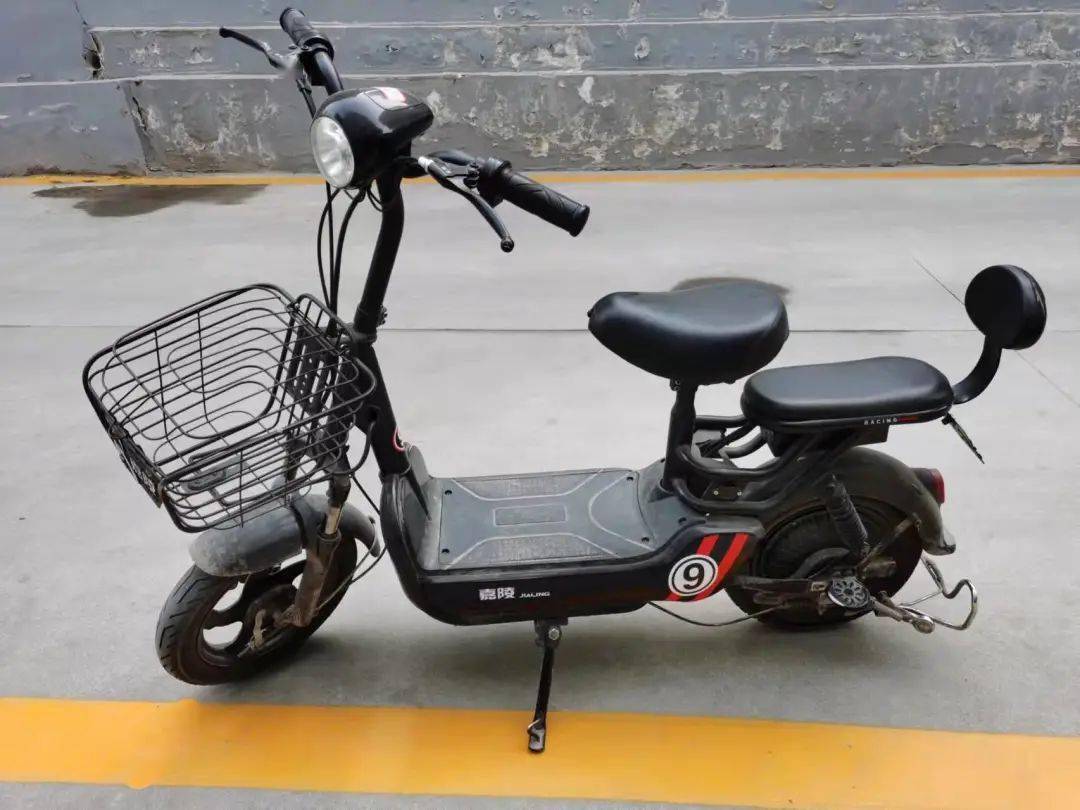 电机号:jn48v1606k0518965,橘色赛克牌电动车3,黑色快马牌电动车2