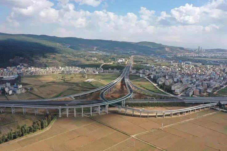 曲靖(麒麟区)至师宗高速公路建成通车