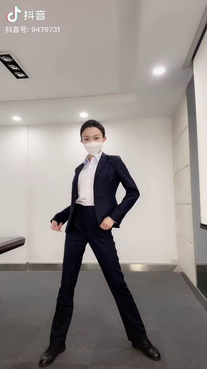 拖拉机舞挑战 拖拉机舞来啦,魔性中你们能看到一丝帅气吗女生跳舞也