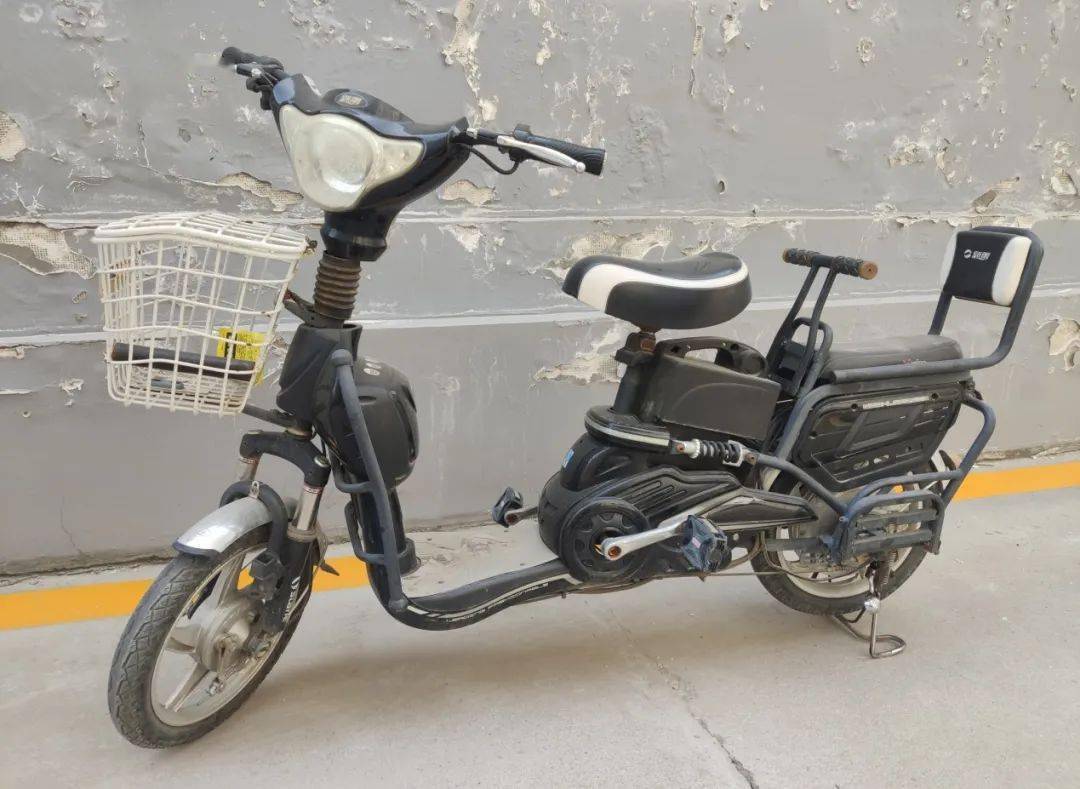 3,黑色快马牌电动车2,黑色豪爵牌摩托车附:待认领电动车照片及车辆