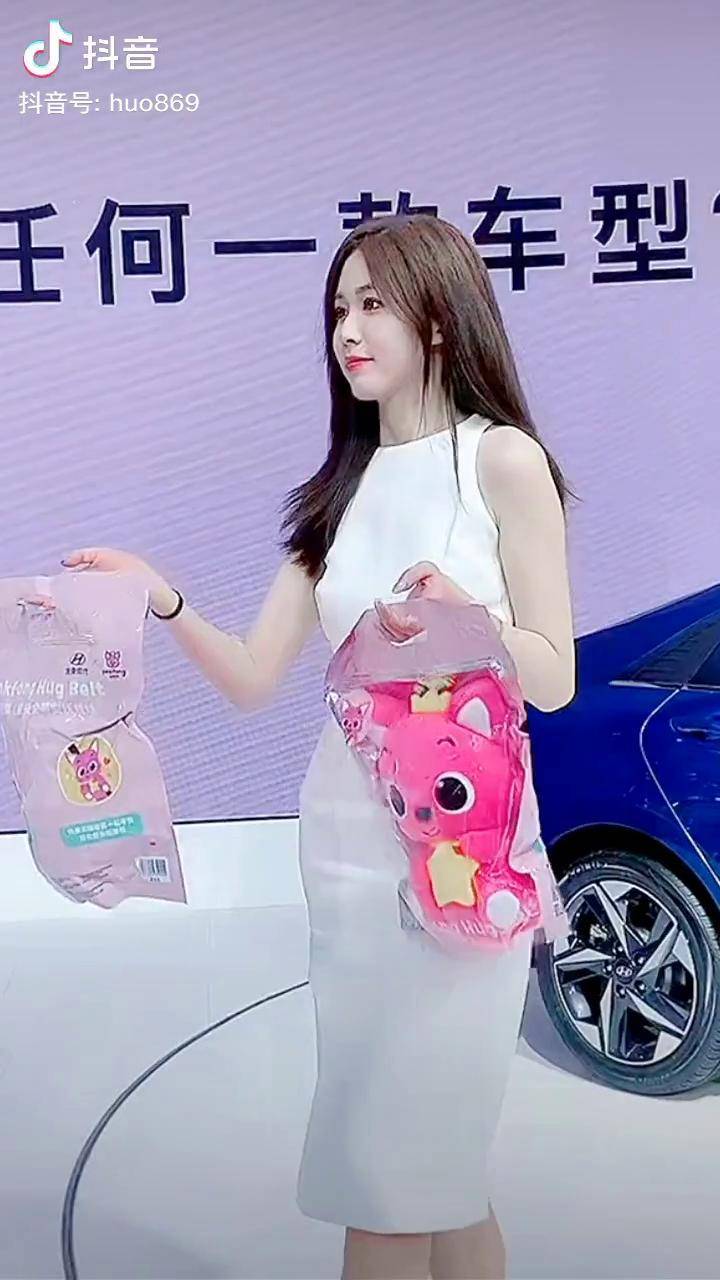 小姐姐现场发放礼物车模小姐姐车展现场美女最美车模最美车模刘婷