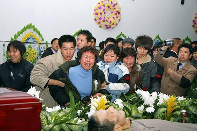 范振钰葬礼郭德纲孟凡贵前来祭奠16位徒弟跪别