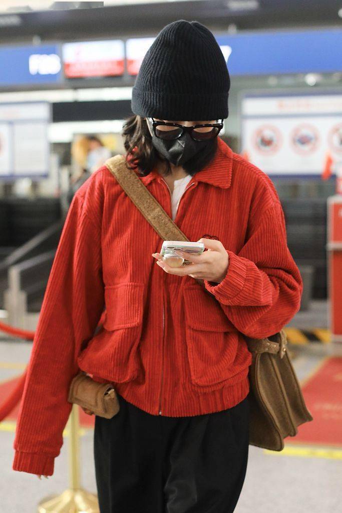 黑色 宋祖儿穿红色灯芯绒夹克阔腿裤 叠背毛呢包活泼亮眼