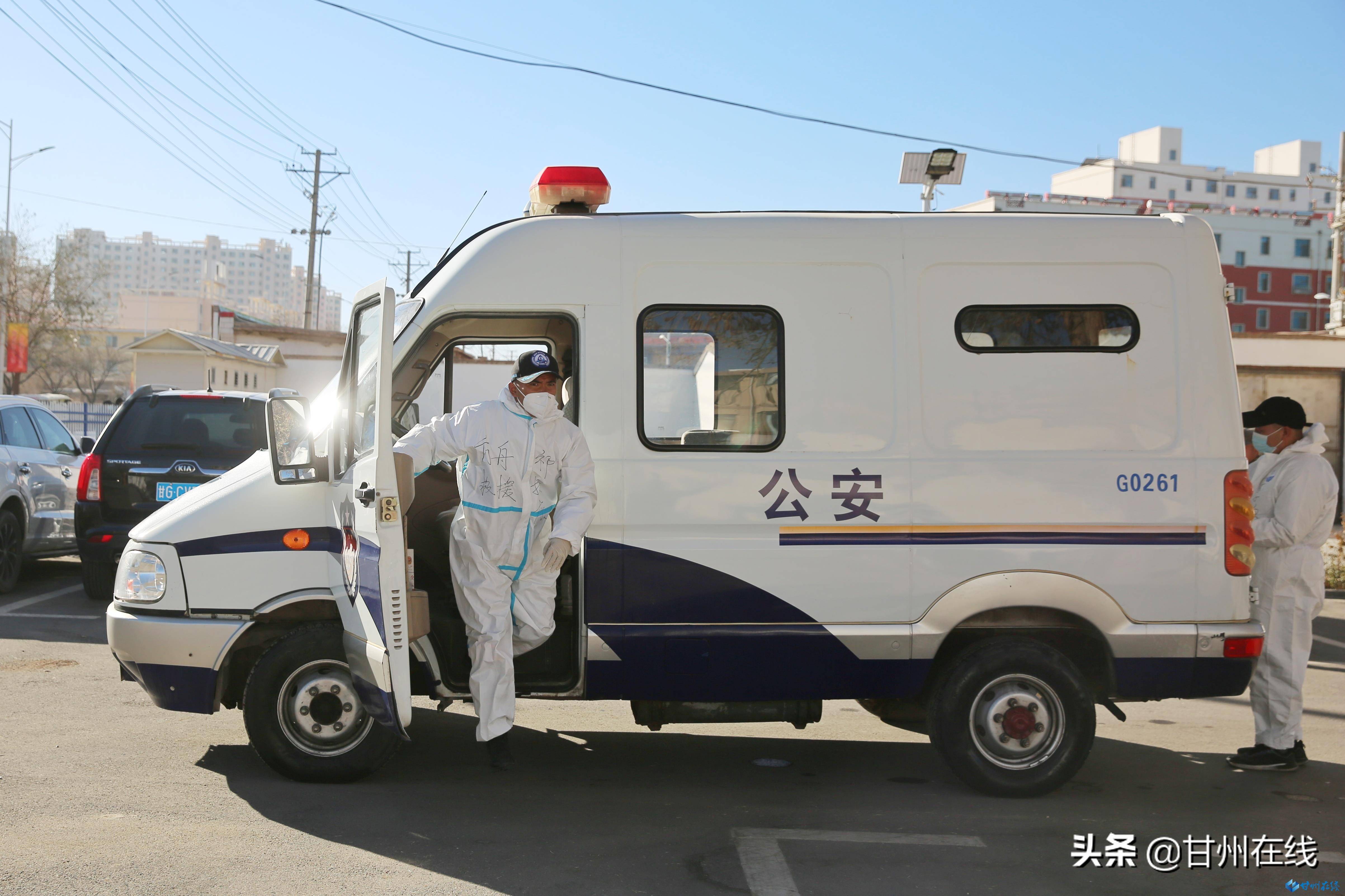 张掖方舟救援志愿服务队对甘州区警车进行第二轮消杀助力抗疫_申翌晓