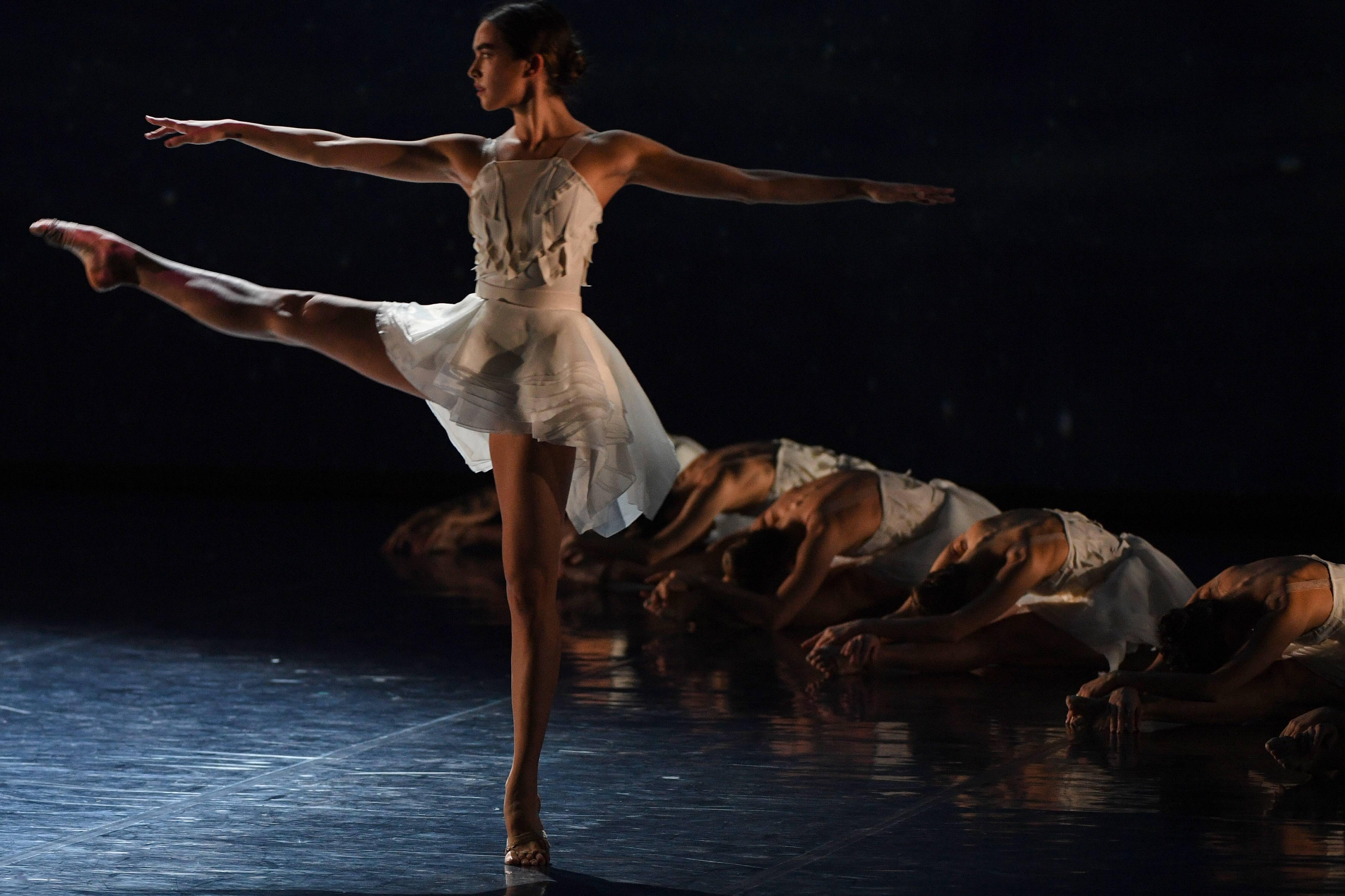 11月16日,演员在俄罗斯莫斯科大剧院参加《天鹅湖》芭蕾舞剧彩排.