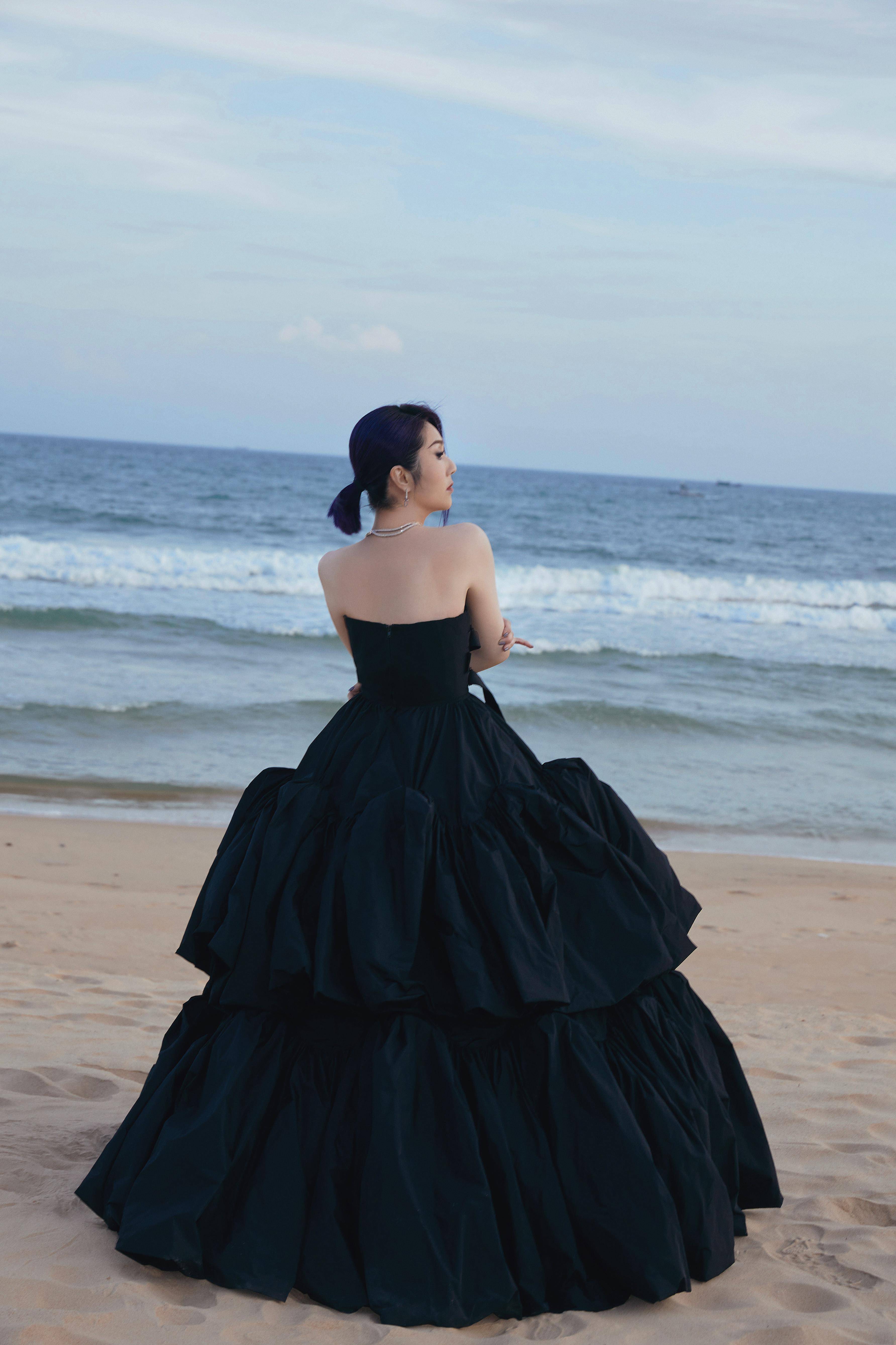 杨千嬅黑色抹胸裙亮相gq盛典 笑容优雅诠释冻龄气质女神_造型