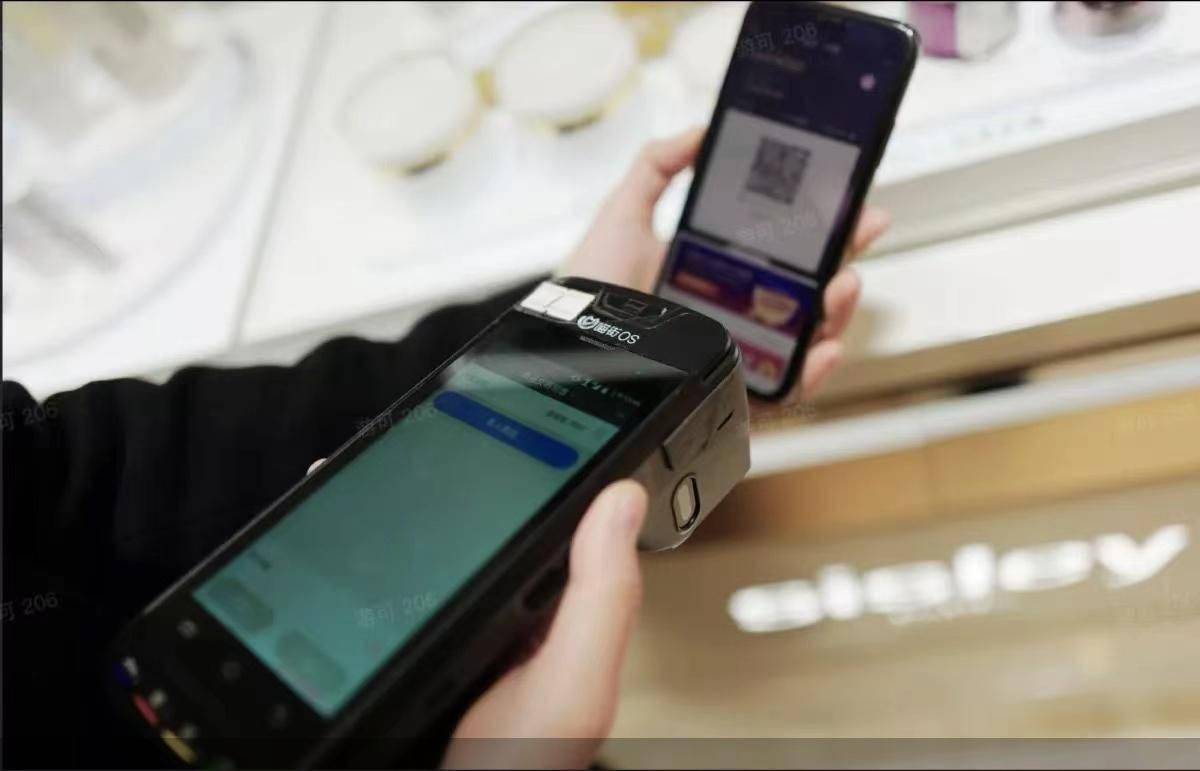 我们的数字新生活|机器人替代推销员、门店与网店并存 商场数字化有本“生意经”