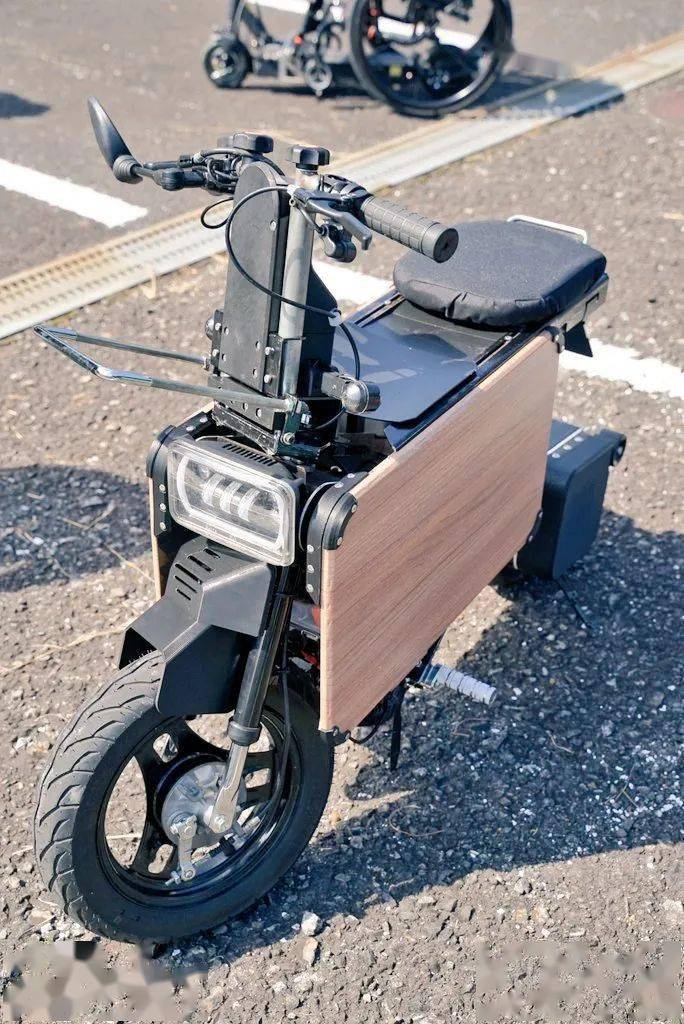 可塞到桌下的折叠摩托,还自带 led 大屏秀恩爱功能_搜狐汽车_搜狐网