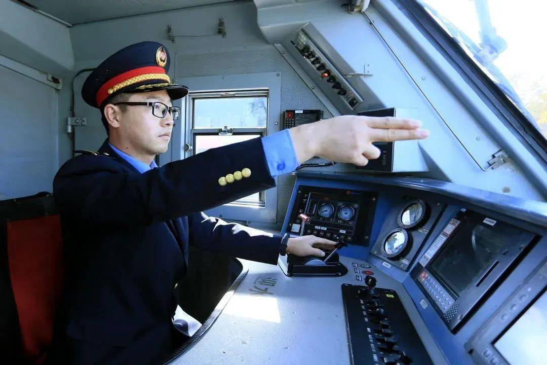 和谐2型电力机车的鸣笛系统有一个独特之处就是增加了电笛按钮火车