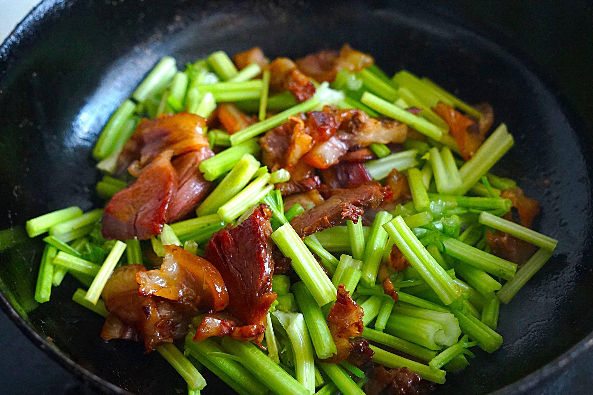 入冬後,給家人多吃這肉,和芹菜簡單一炒,香味撲鼻,饞到流口水_回鍋肉