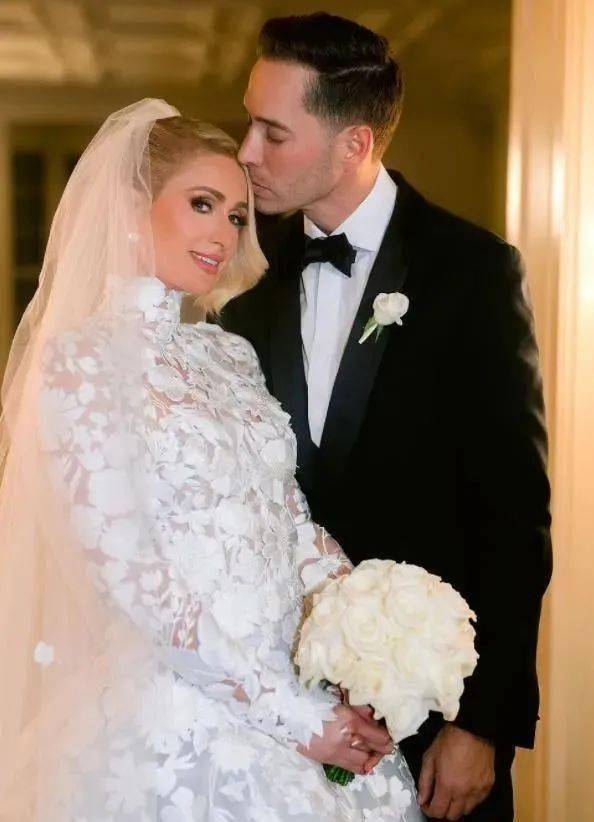 父亲惊天大反转！作了40年的名媛鼻祖刚大婚完，老公就被曝丑闻...