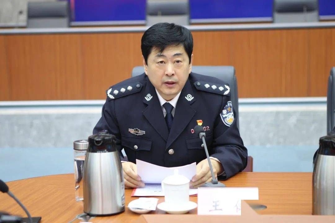 王健代表市公安局党委全面汇报了2021年全市公安机关在防风险,保安全