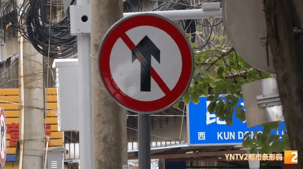 根据地上的标线,由学经路前往鸣泉路的车辆只能在路口右转,不能直行