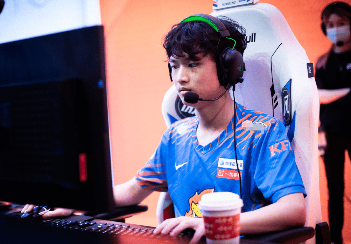 因为他在世界赛期间去找过荔枝姐,所以才导致自己在决赛当中的发挥