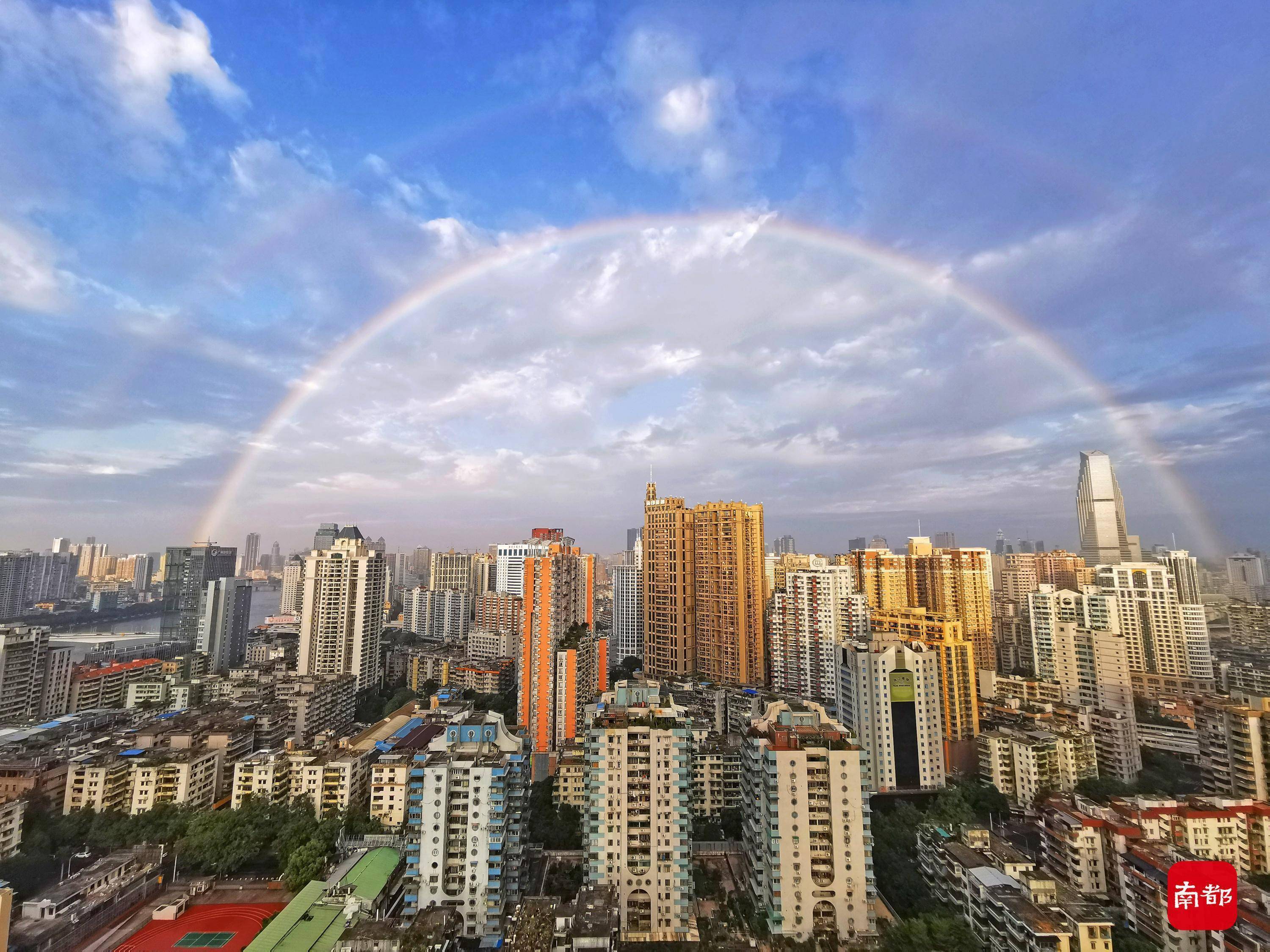 广州双彩虹横跨珠江老广边钓鱼边看彩虹悠然自得