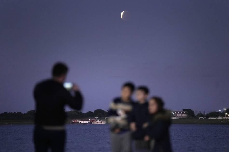 城事丨别再错过了！本世纪最长月偏食全球美图大放送