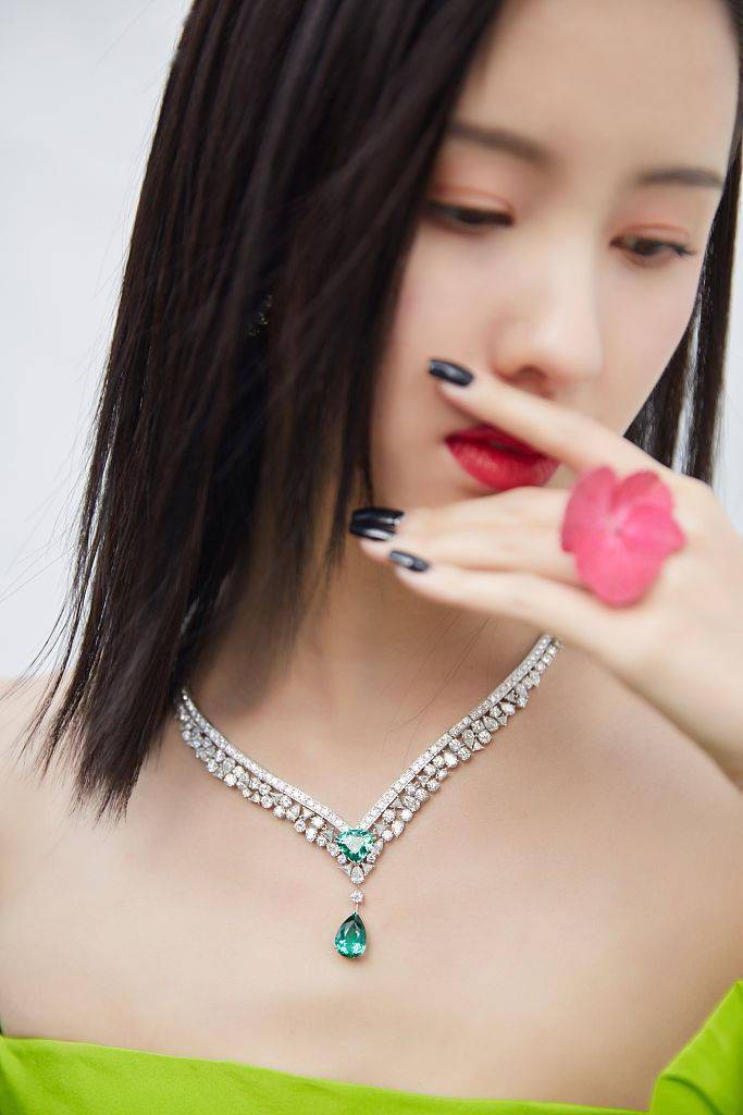 近日,陈都灵出席elle风尚大典并拍摄写真,她连换两套look,一头波浪