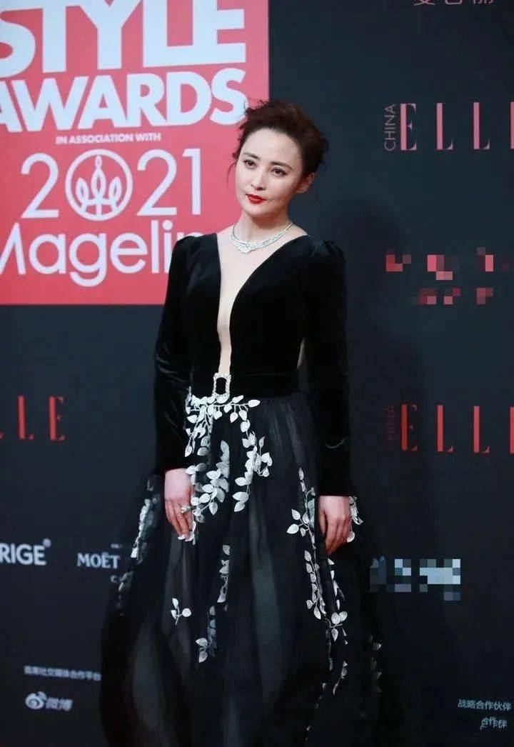 蒋勤勤 蒋勤勤走红毯现真容，脸上凹凹坑坑很粗糙，素颜更沧桑真实的很！
