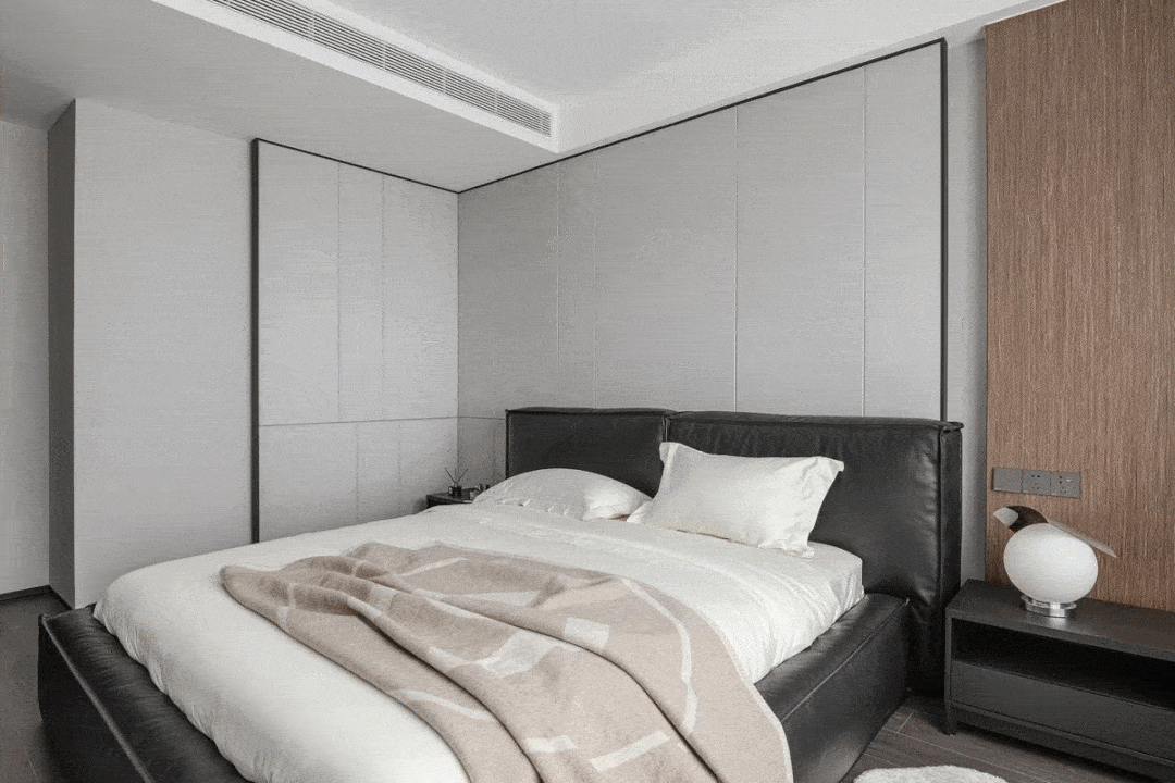 l型的床头背景墙嵌入温柔的线性灯条,营造空间温馨舒适的睡眠环境