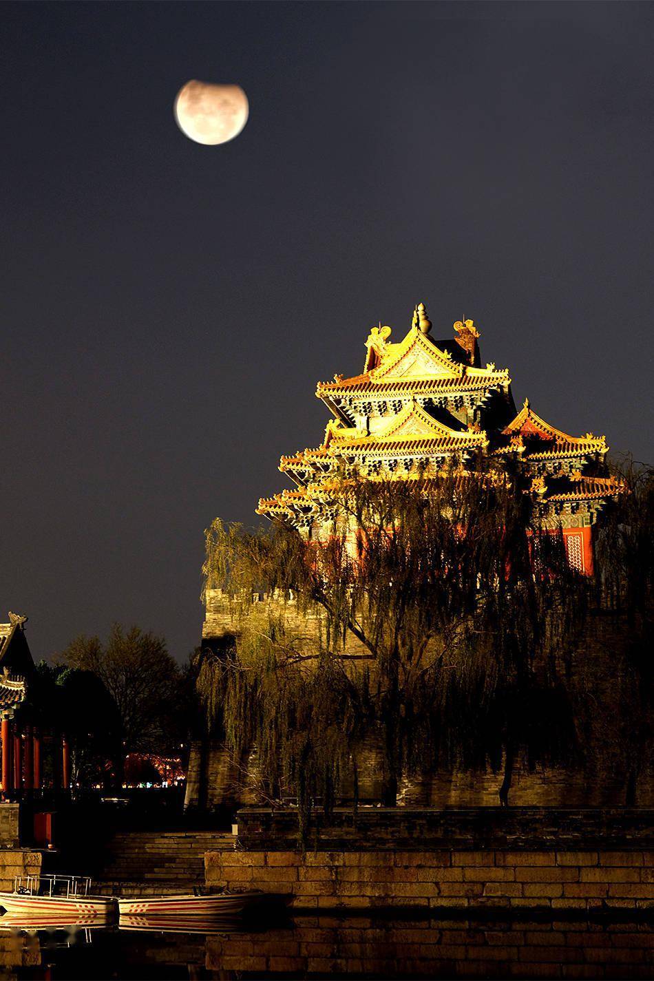 城事丨别再错过了！本世纪最长月偏食全球美图大放送