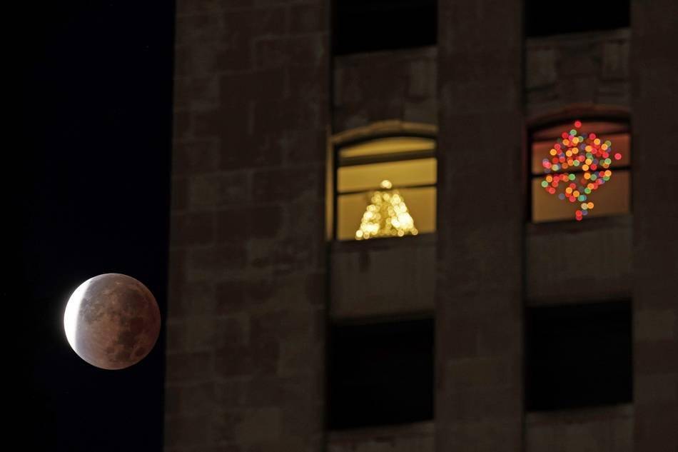 城事丨别再错过了！本世纪最长月偏食全球美图大放送