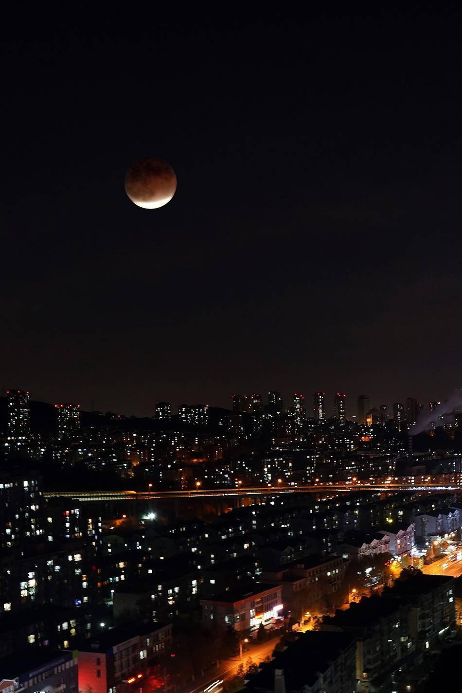 城事丨别再错过了！本世纪最长月偏食全球美图大放送