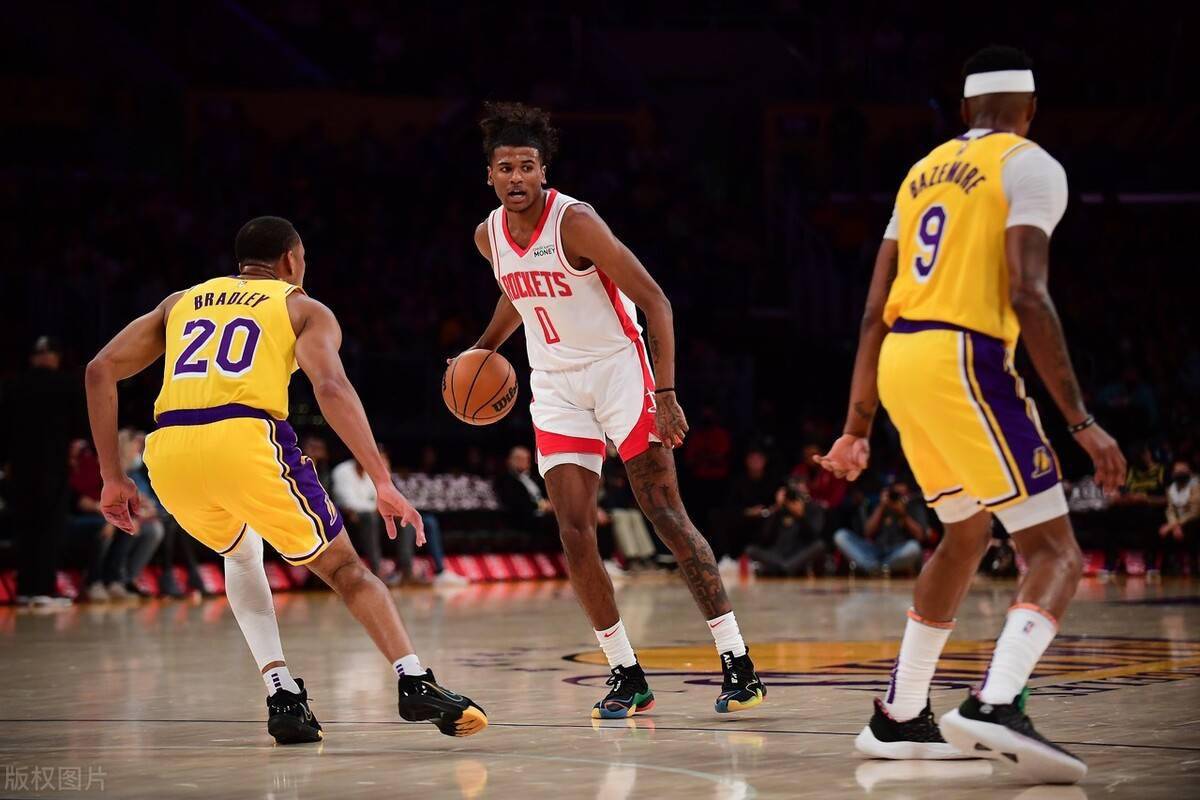 数据显示,贝兹莫尔本赛季在油漆区内的命中率也只有38.