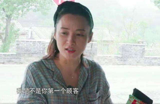 蒋勤勤 蒋勤勤走红毯现真容，脸上凹凹坑坑很粗糙，素颜更沧桑真实的很！