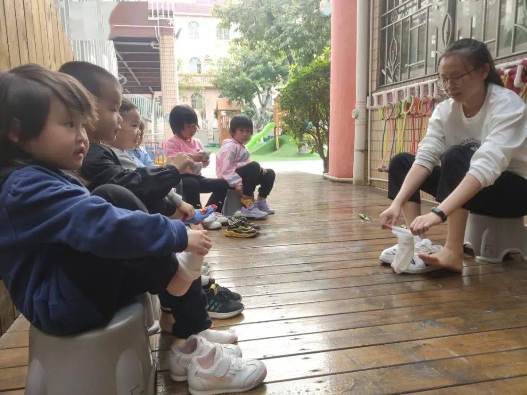 【雅正幼·活動】穿脫襪子我能行——雅正幼兒園小班級穿襪子活動