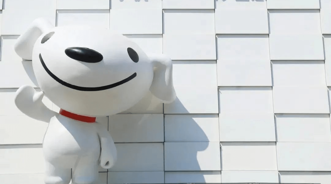 正门处一个高达6米的巨型3d京东joy,对着每一位光顾的消费者微笑招手