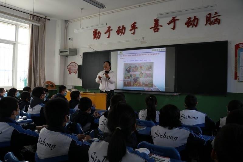 宁夏|28套学生校服挂满班主任家阳台！“亲妈式关爱”没错了