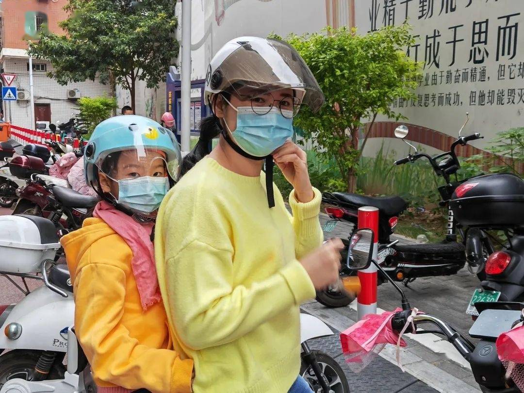 点赞丨规范佩戴头盔的最美瞬间之东铺头中心小学篇