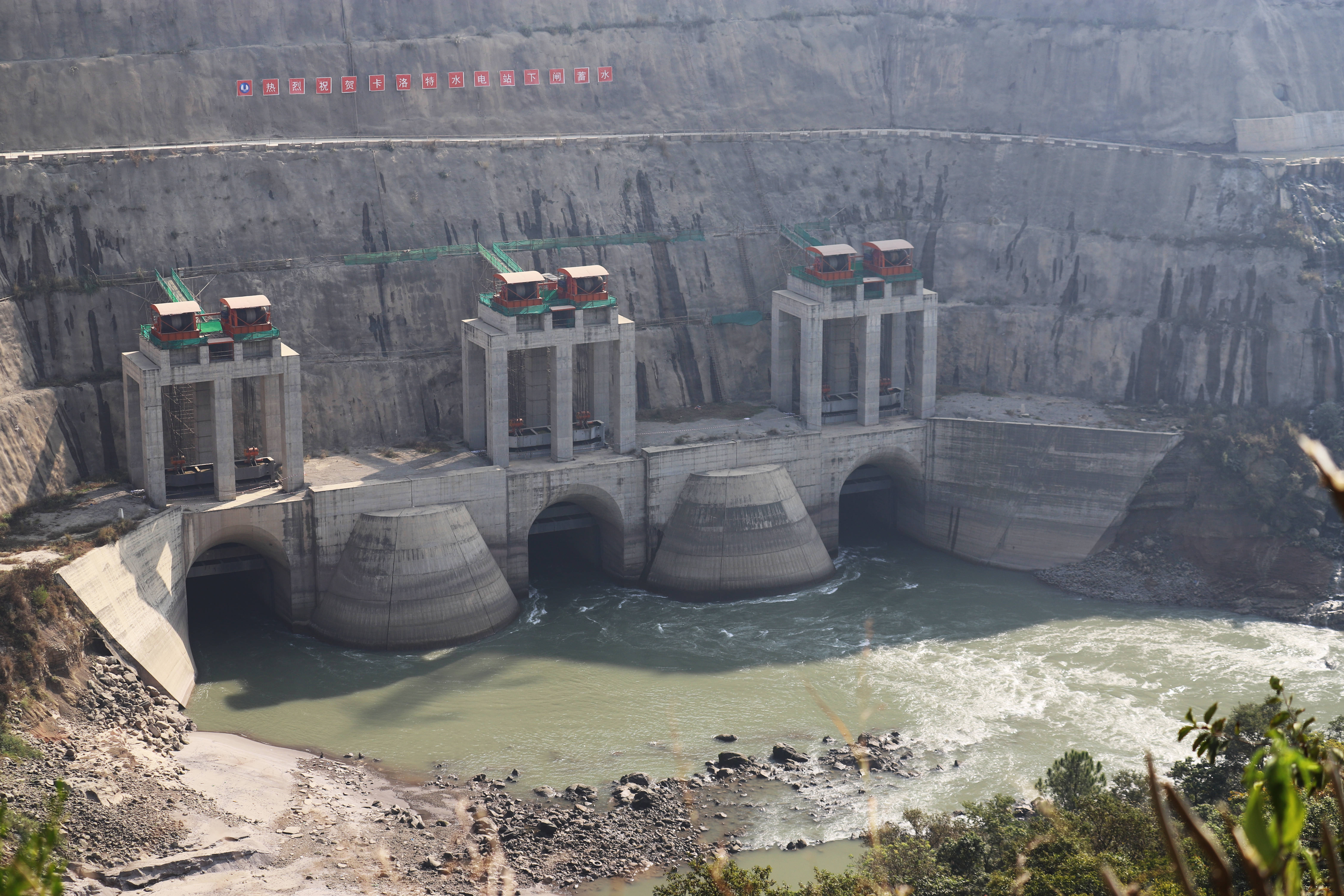 11月20日,在巴基斯坦旁遮普省,卡洛特水电站导流洞的闸门完成下闸