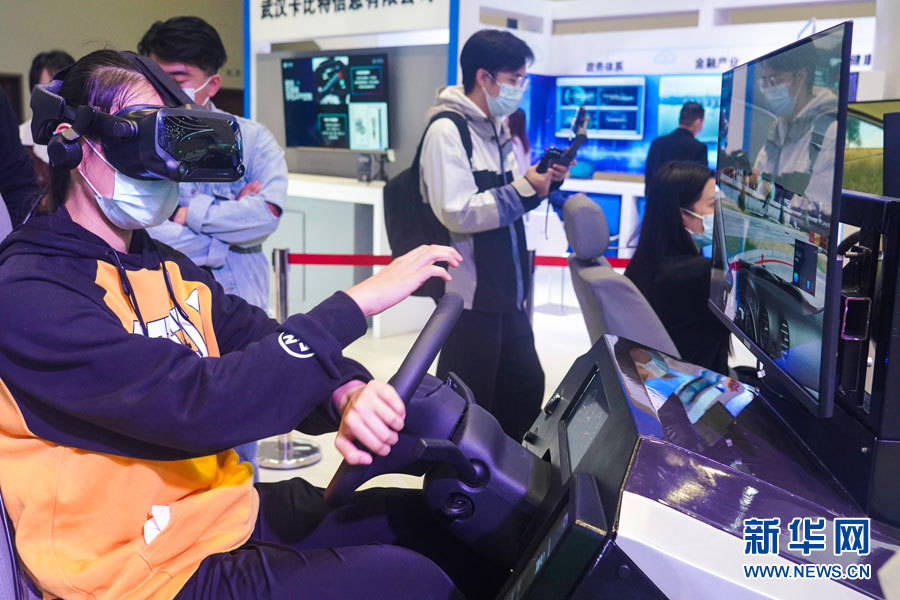 沉浸式体验2021中国5G+工业互联网大会上的“黑科技”