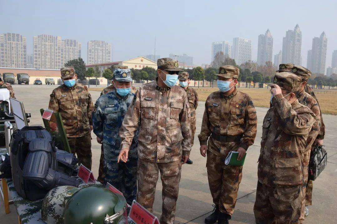 河南省军区少将副司令员习晓军到郑州警备区检查新配发民兵装备训练