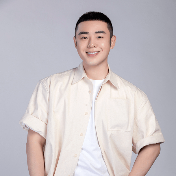 张瀚一老师是资深造型师,却少年感十足,浑身上下都透出温柔而精致的