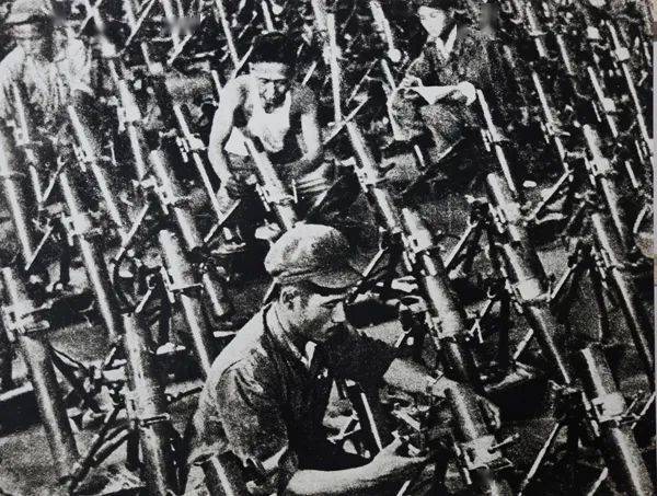 华北和东北的兵工厂抓紧进行生产,赶制了各种枪械和60炮,81迫击炮,92