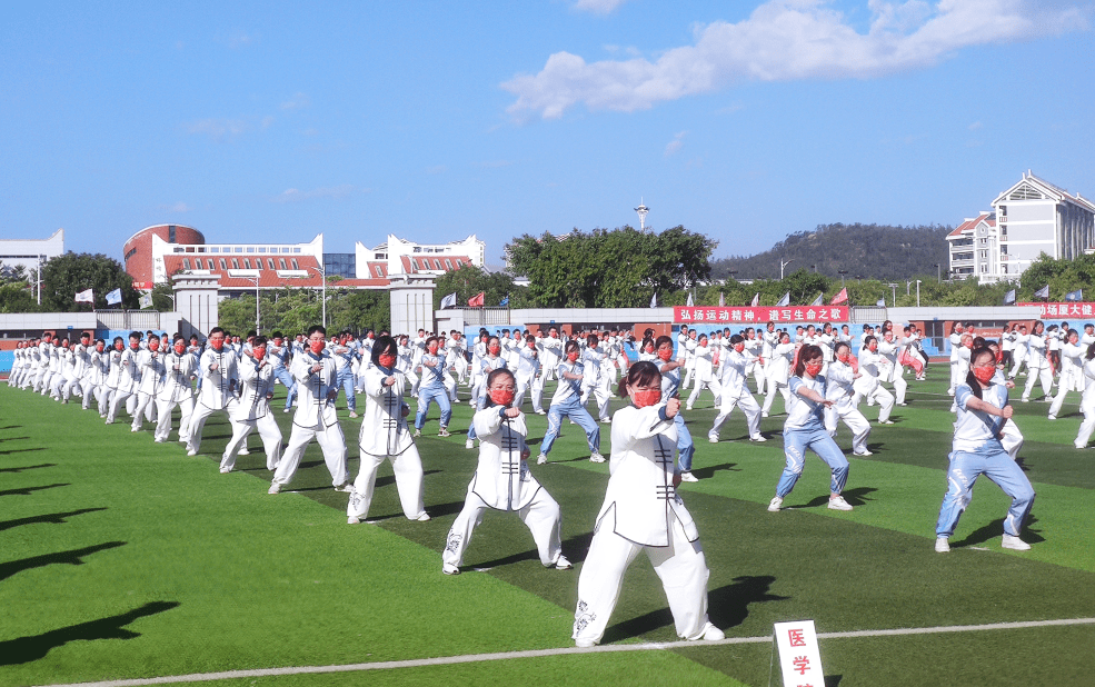 健身气功八段锦课间操在厦门大学蓬勃开展