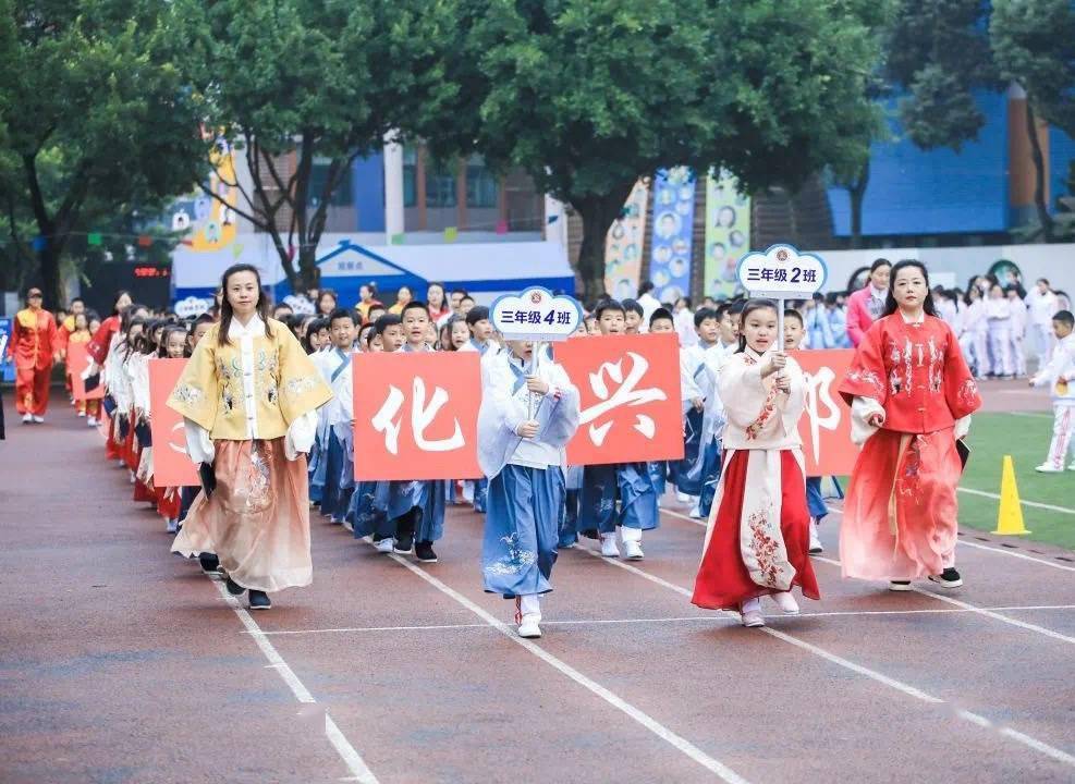 巴蜀|奥运冠军施廷懋为巴蜀小学体育节加油助威