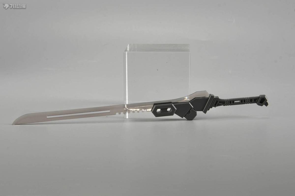 近战长剑一把 剑背有锯齿状细节 剑身有镂空设计 整体观感类似加长