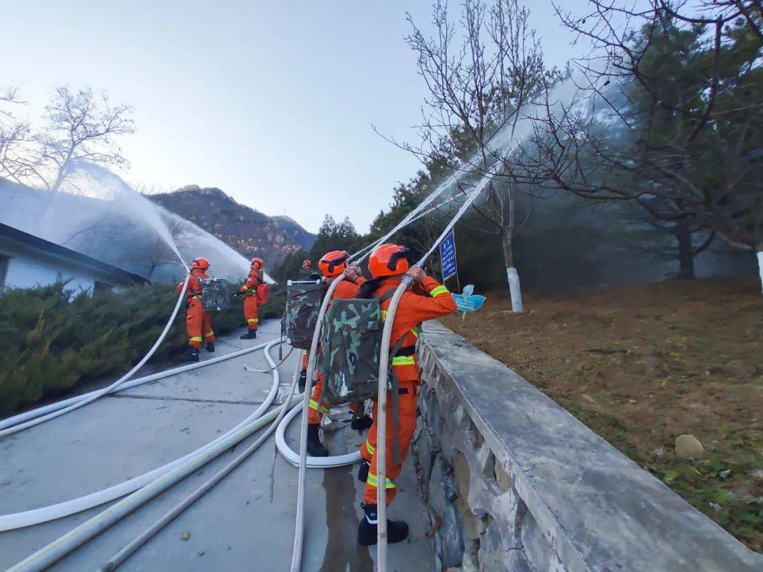 海淀支队联合森林消防开展森林火灾综合实战演练_救援