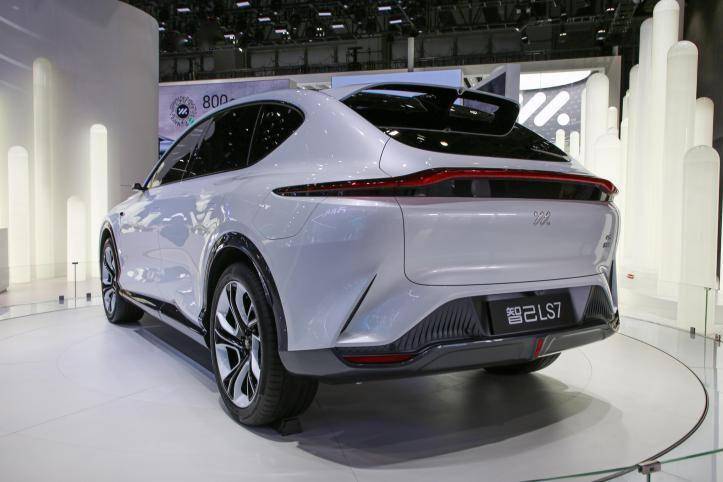 车尾部分的贯穿式尾灯设计依旧让我们联想到阿斯顿马丁的suv车型