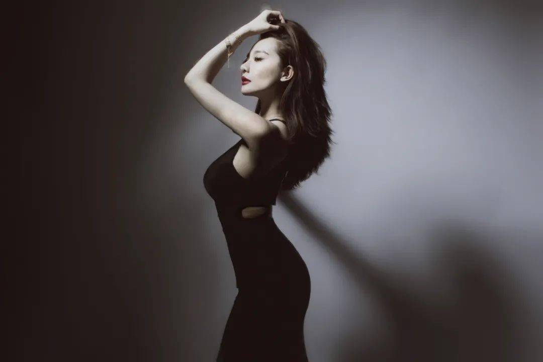 魏薇,1992年出生于山东省滕州市,毕业于四川音乐学院,中国内地影视女