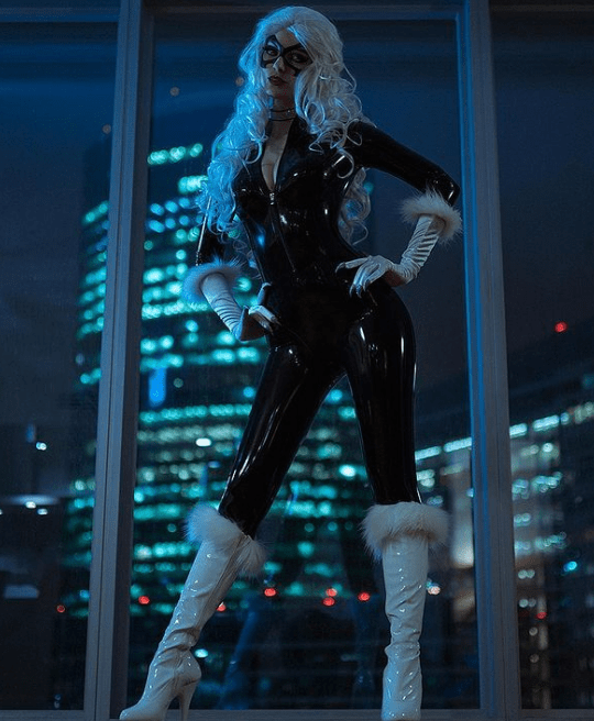 俄妹cos《鬼泣》翠西 球台美御姐 蛮腰皮裤尽展性感