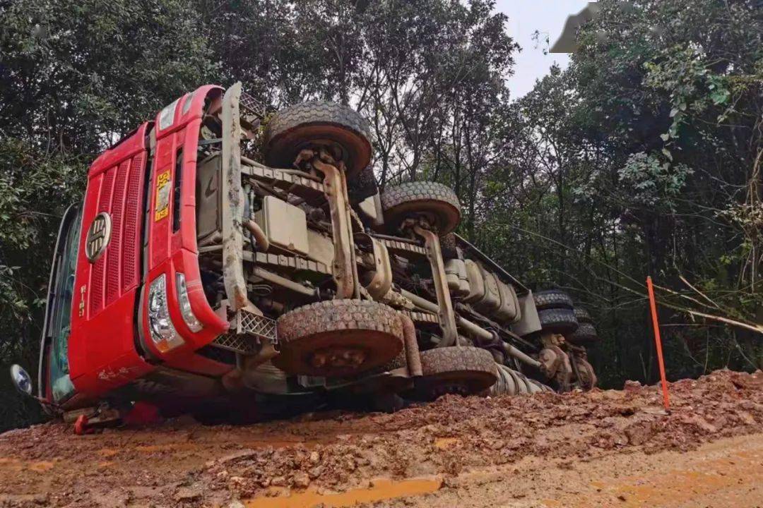 11月16日20时许,驾驶人谢某驾驶重型自卸货车拉载磷矿石经华宁县华盘